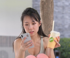 （视频）珍珠粉亮光紧身瑜伽裤小姐姐[7.15G/MP4]